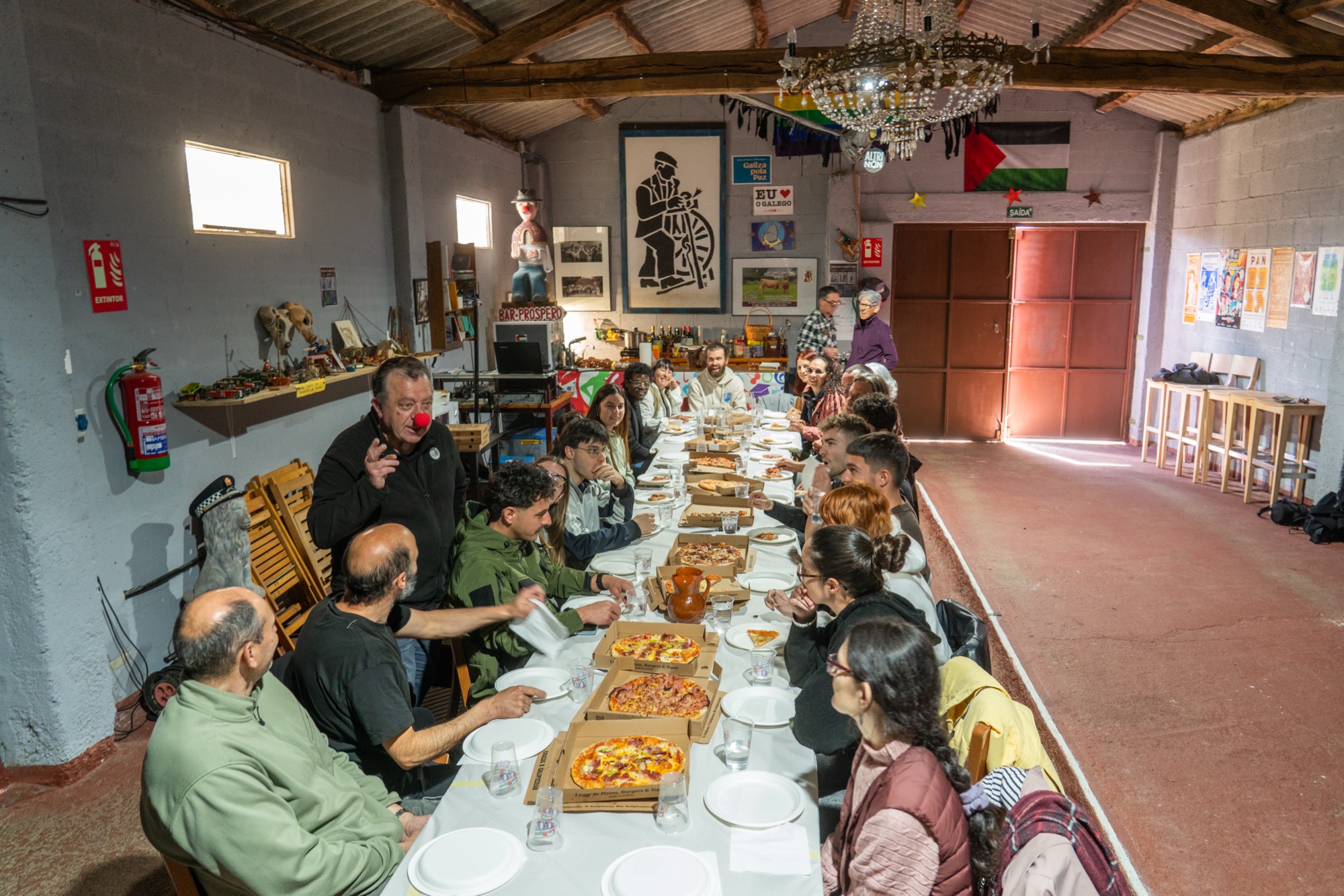 Comida comunitaria en una mesa larga al aire libre